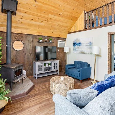 Quaint Loft Cabin W Hot Tub, Firepit, Deck & Grill Hedgesville Dış mekan fotoğraf