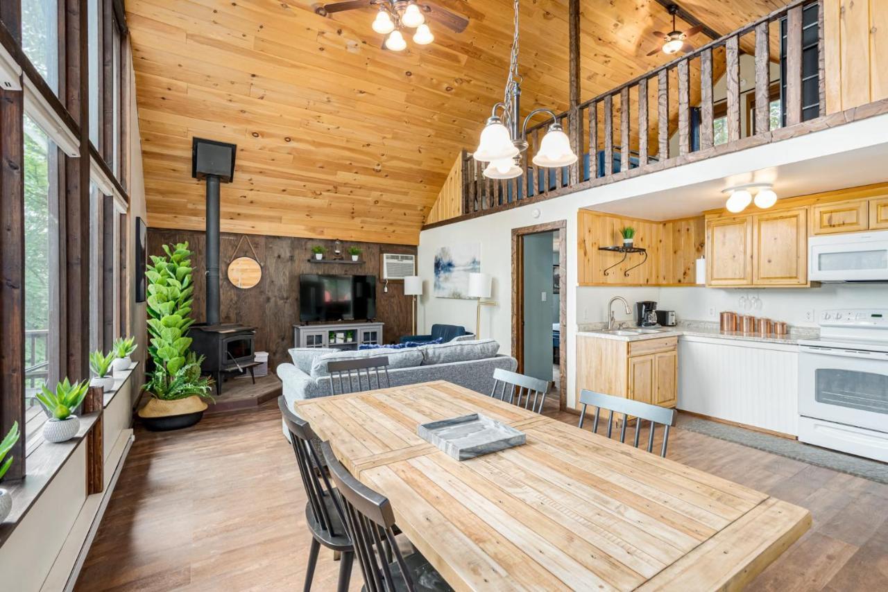 Quaint Loft Cabin W Hot Tub, Firepit, Deck & Grill Hedgesville Dış mekan fotoğraf