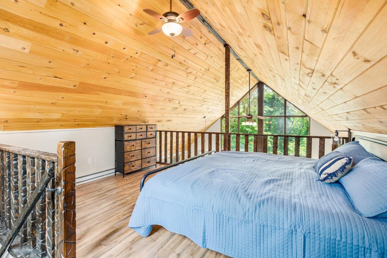 Quaint Loft Cabin W Hot Tub, Firepit, Deck & Grill Hedgesville Dış mekan fotoğraf