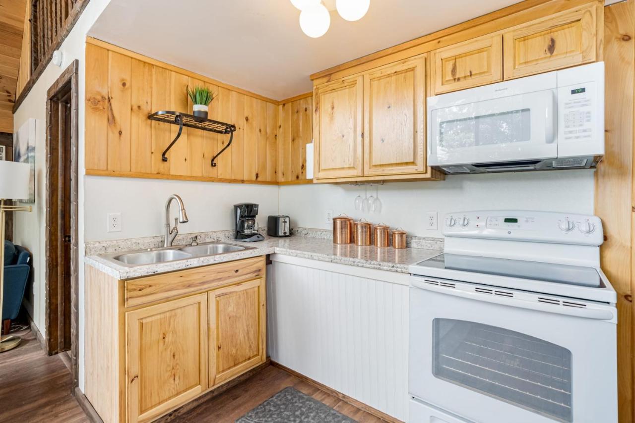 Quaint Loft Cabin W Hot Tub, Firepit, Deck & Grill Hedgesville Dış mekan fotoğraf