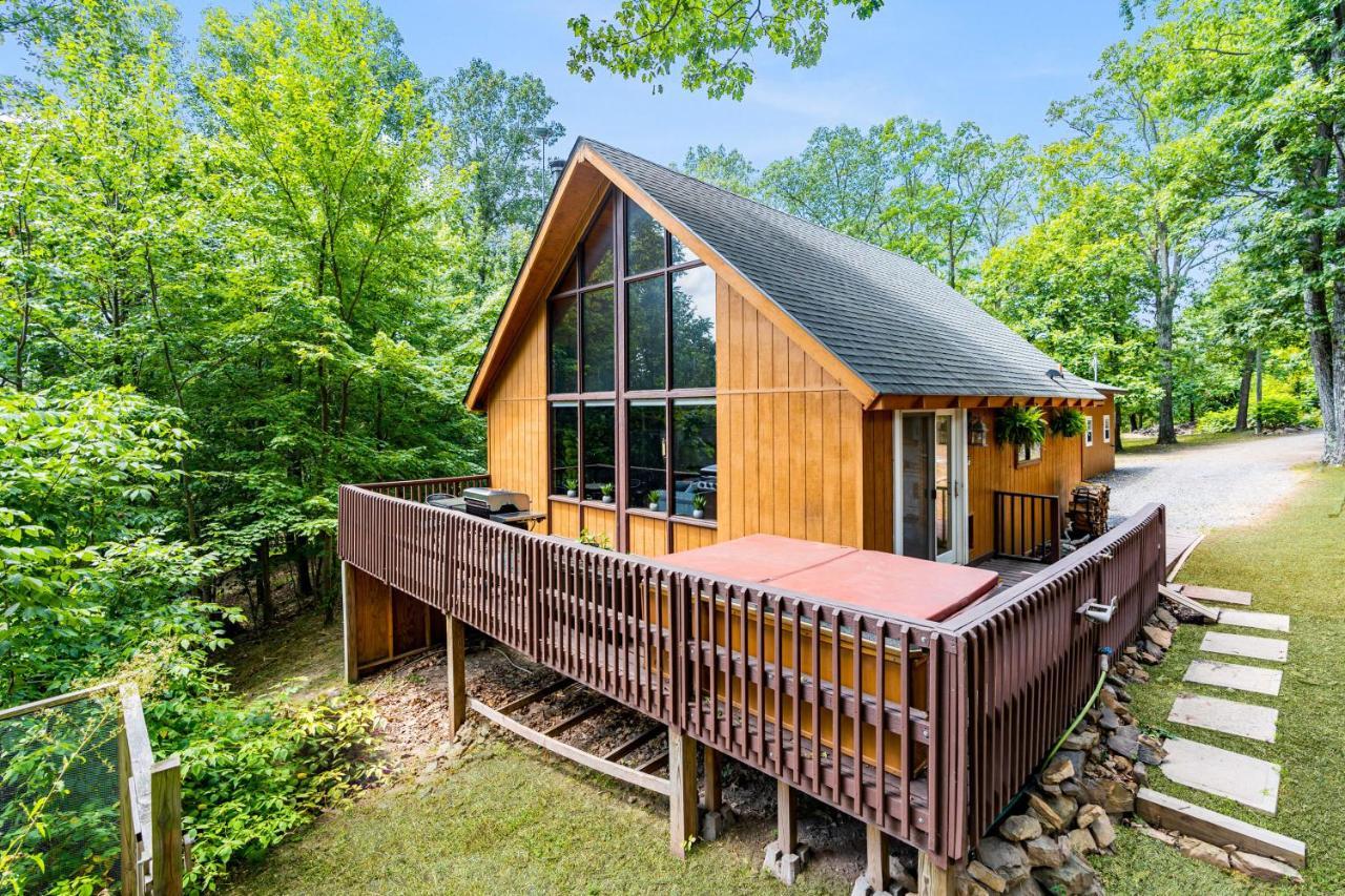 Quaint Loft Cabin W Hot Tub, Firepit, Deck & Grill Hedgesville Dış mekan fotoğraf