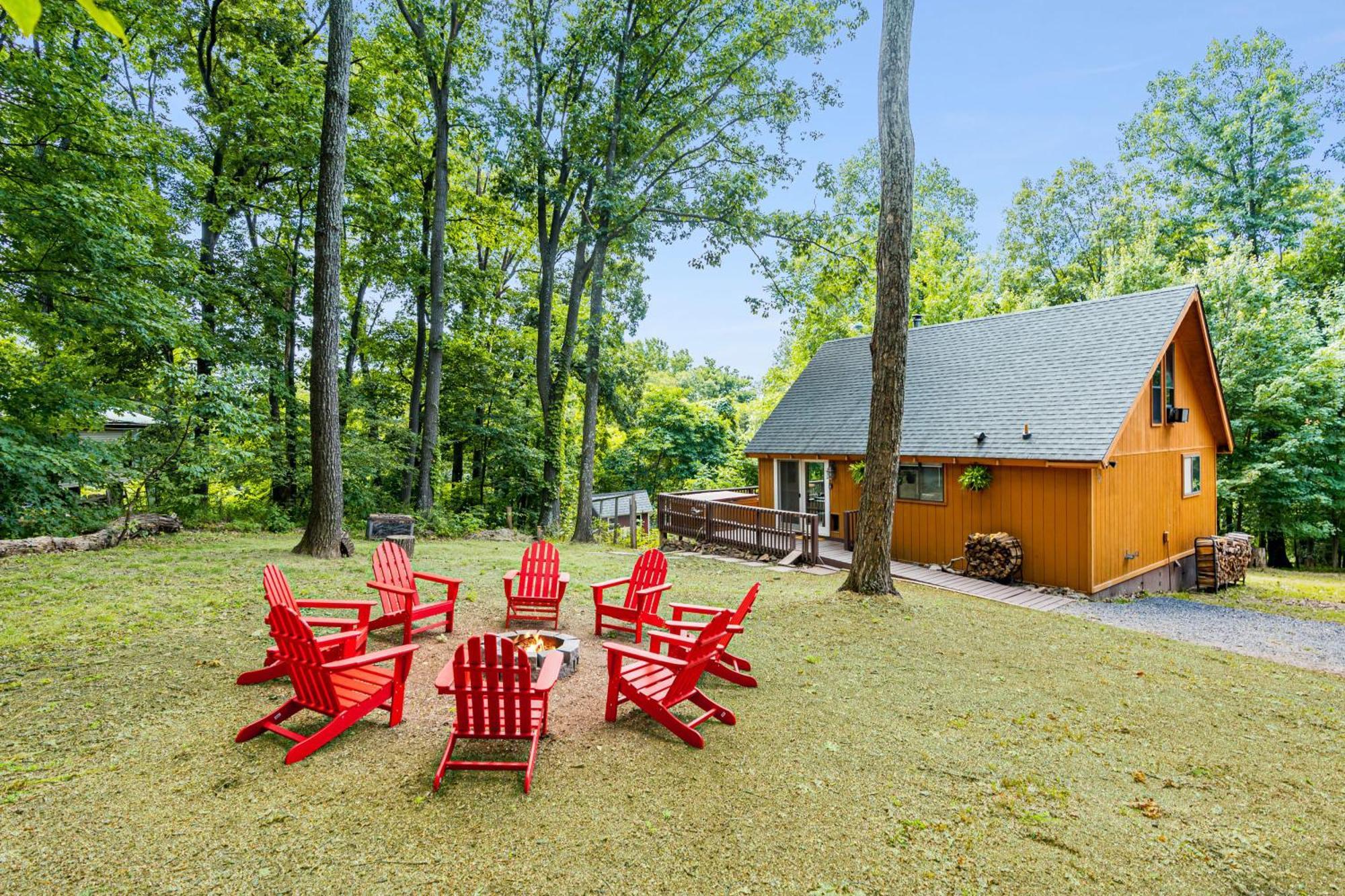 Quaint Loft Cabin W Hot Tub, Firepit, Deck & Grill Hedgesville Dış mekan fotoğraf