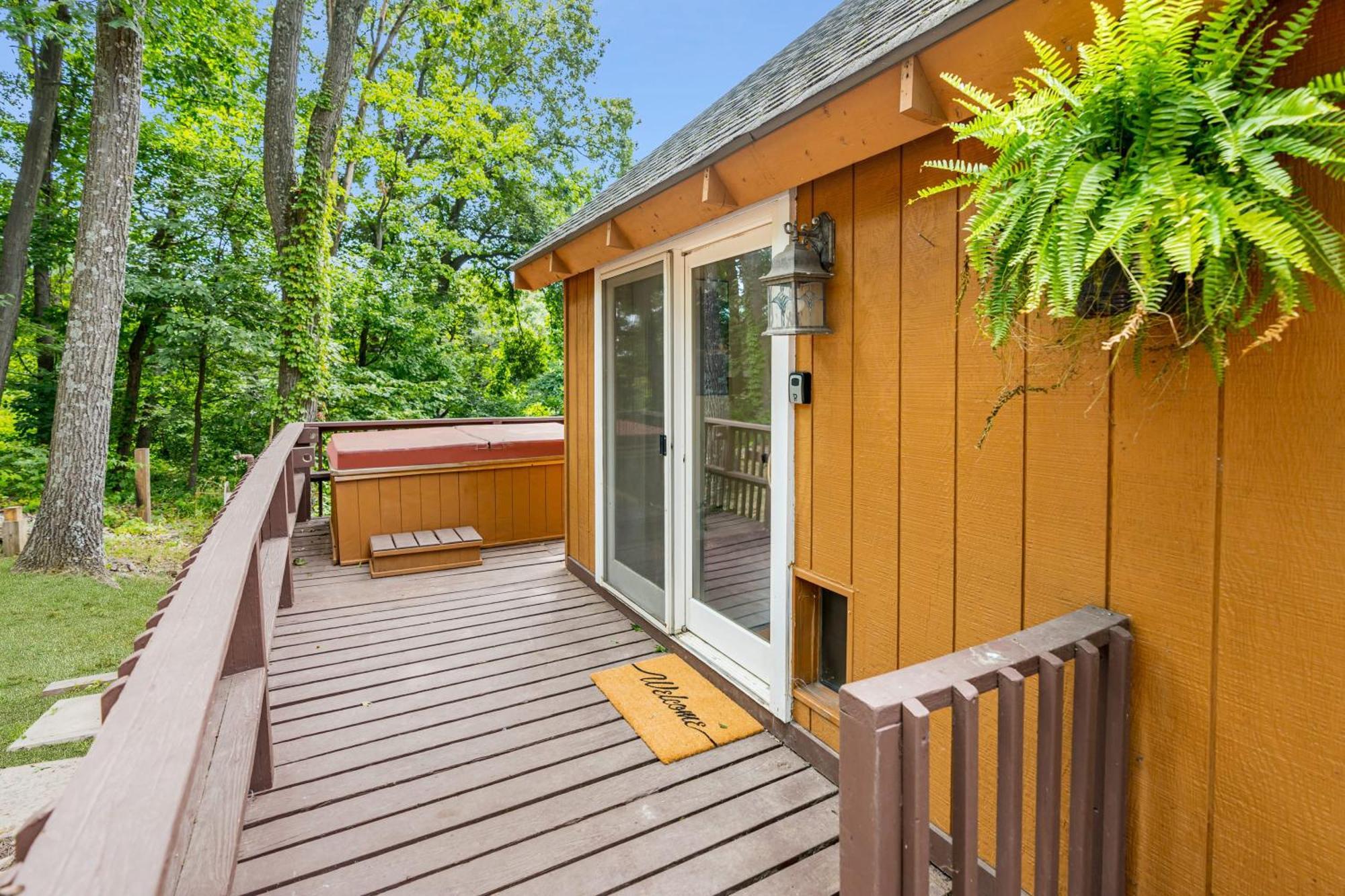 Quaint Loft Cabin W Hot Tub, Firepit, Deck & Grill Hedgesville Dış mekan fotoğraf