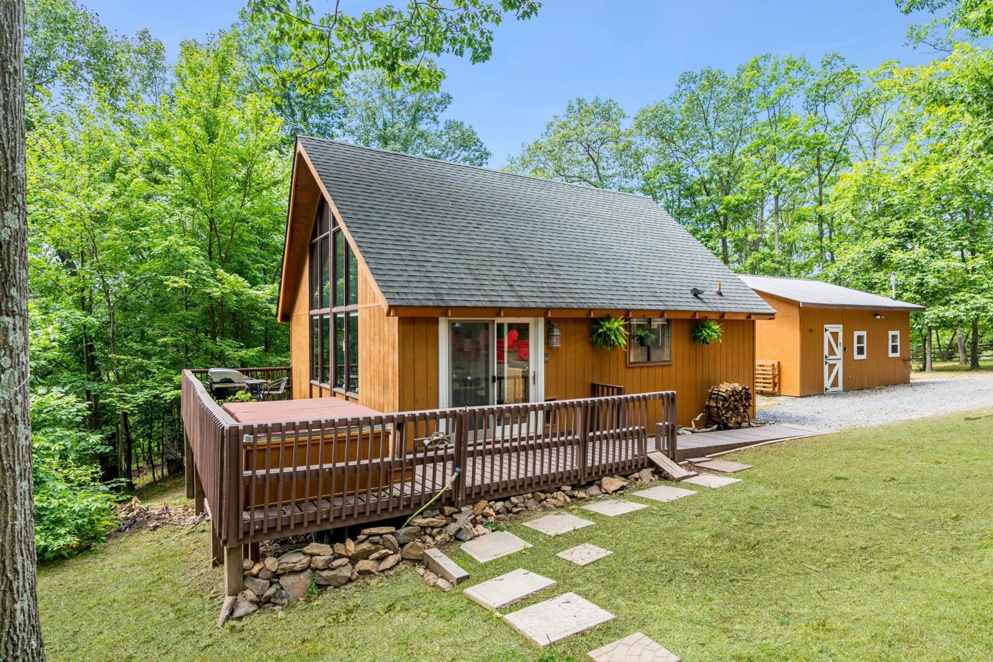 Quaint Loft Cabin W Hot Tub, Firepit, Deck & Grill Hedgesville Dış mekan fotoğraf