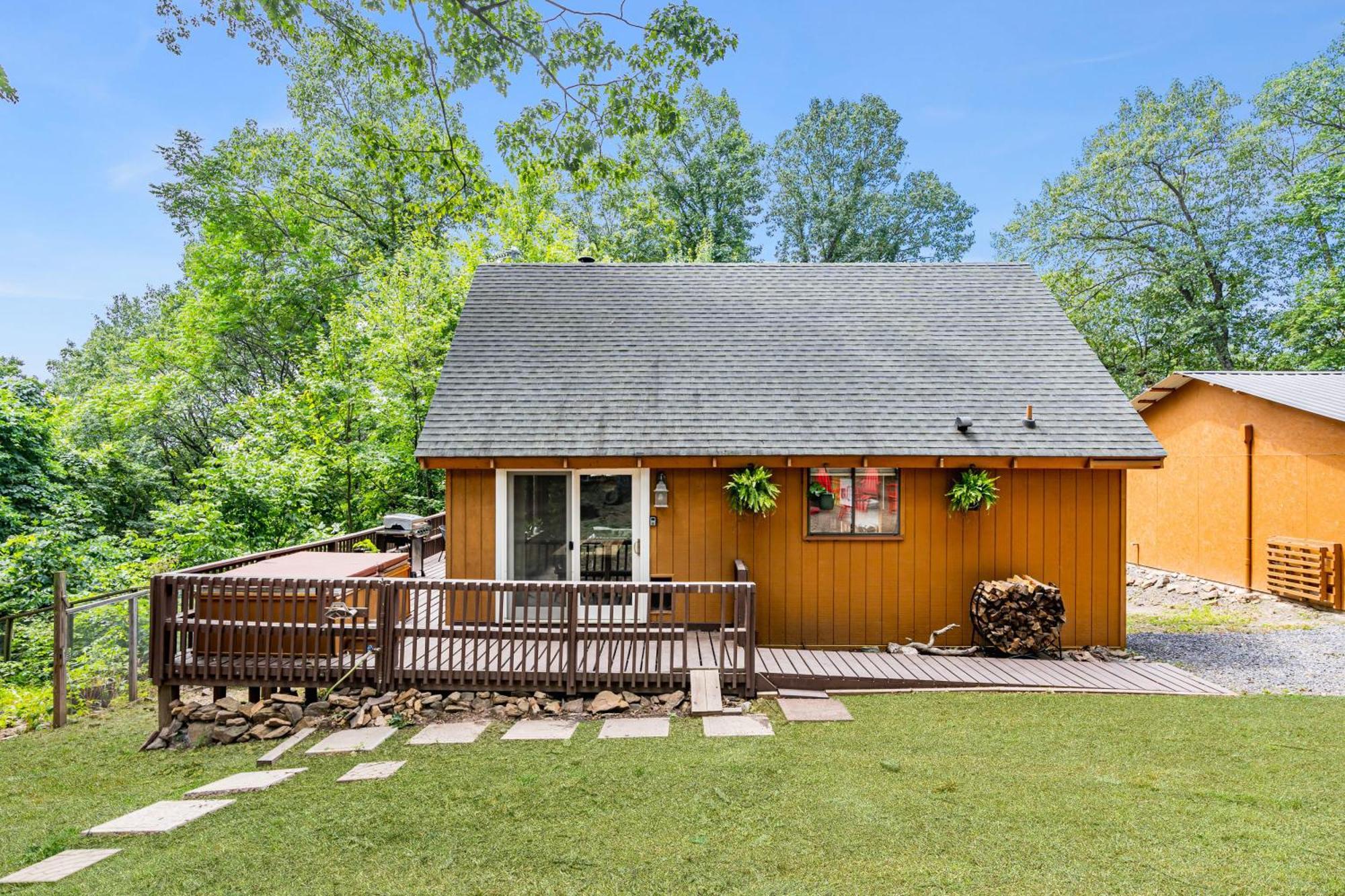 Quaint Loft Cabin W Hot Tub, Firepit, Deck & Grill Hedgesville Dış mekan fotoğraf