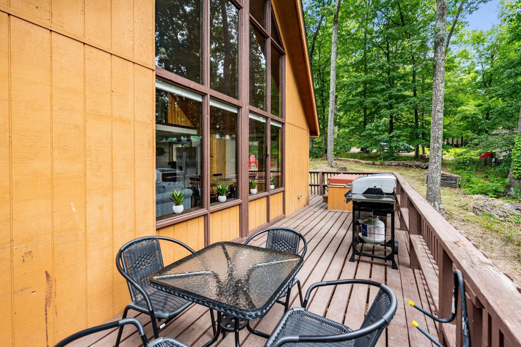 Quaint Loft Cabin W Hot Tub, Firepit, Deck & Grill Hedgesville Dış mekan fotoğraf